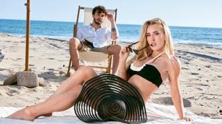beach - Young Photographer Spies Rich MILF Sarah